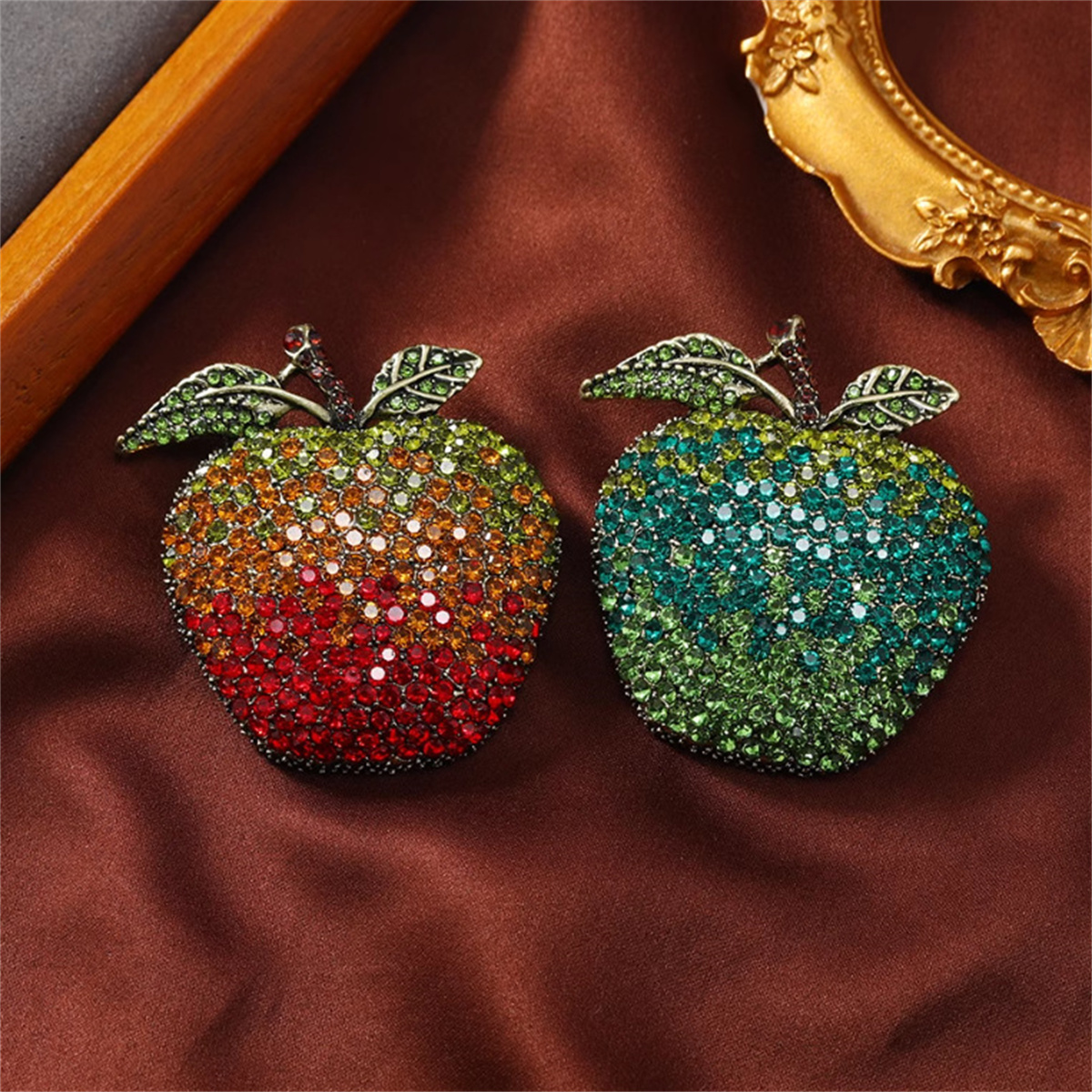 Eve Jewelry & Watches Distribuidor Oficial Rolex Buenos Aires - Literary Retro Apple Brooch Halloween Christmas
