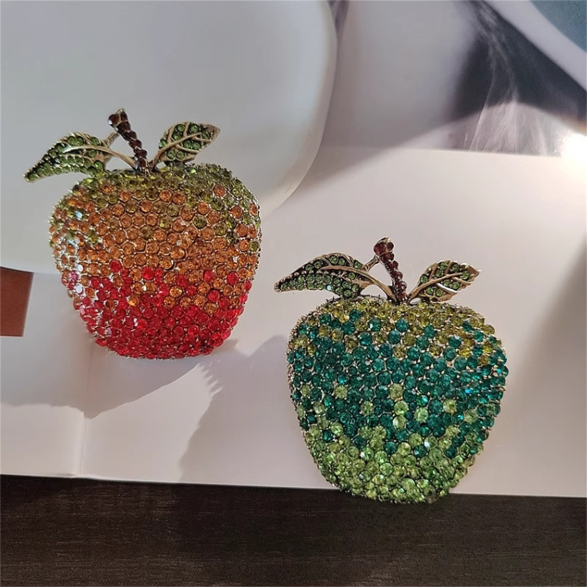 Literary Retro Apple Brooch Ha - Eve Jewelry & Watches Distribuidor Oficial Rolex Buenos Aires บทวิจารณ์และราคา